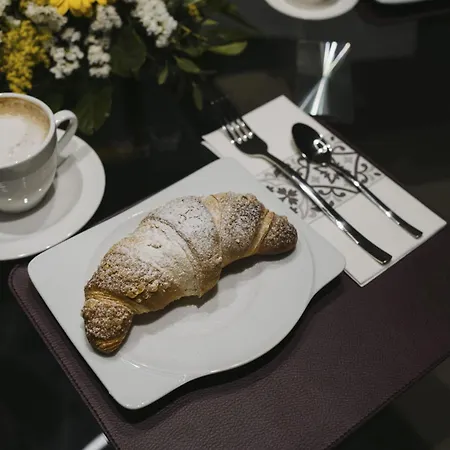 לינה וארוחת בוקר Domus Rosae 4*